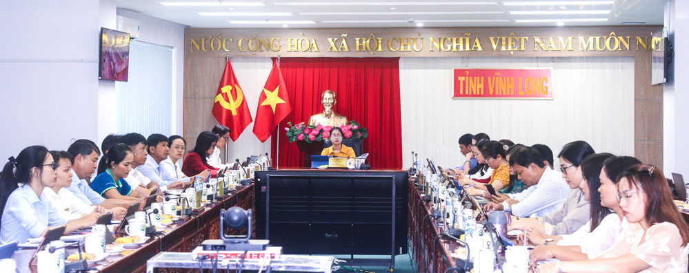 Đại biểu tham dự hội nghị tại điểm cầu tỉnh Vĩnh Long.
