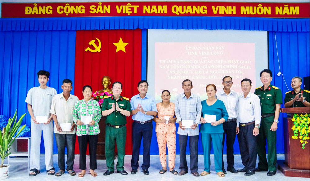  Đại tá Trần Minh Trang (thứ 4, trái qua) tặng quà gia đình chính sách.