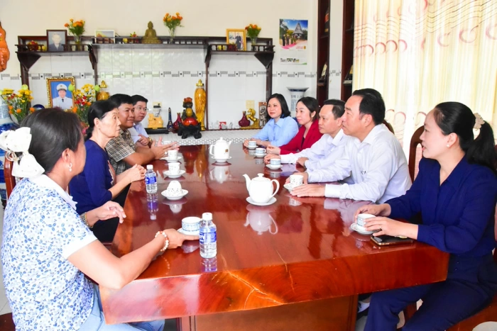 Chủ tịch UBND tỉnh- Lữ Quang Ngời thăm, tặng quà dịp lễ Sêne Đôlta