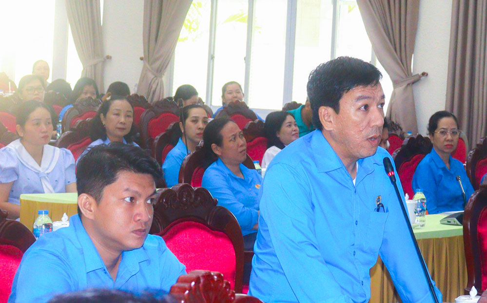 Đại biểu đóng góp ý kiến tại hội nghị.