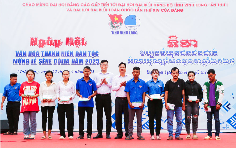 Thanh niên Khmer hoàn cảnh khó khăn được tặng quà tại Ngày hội.