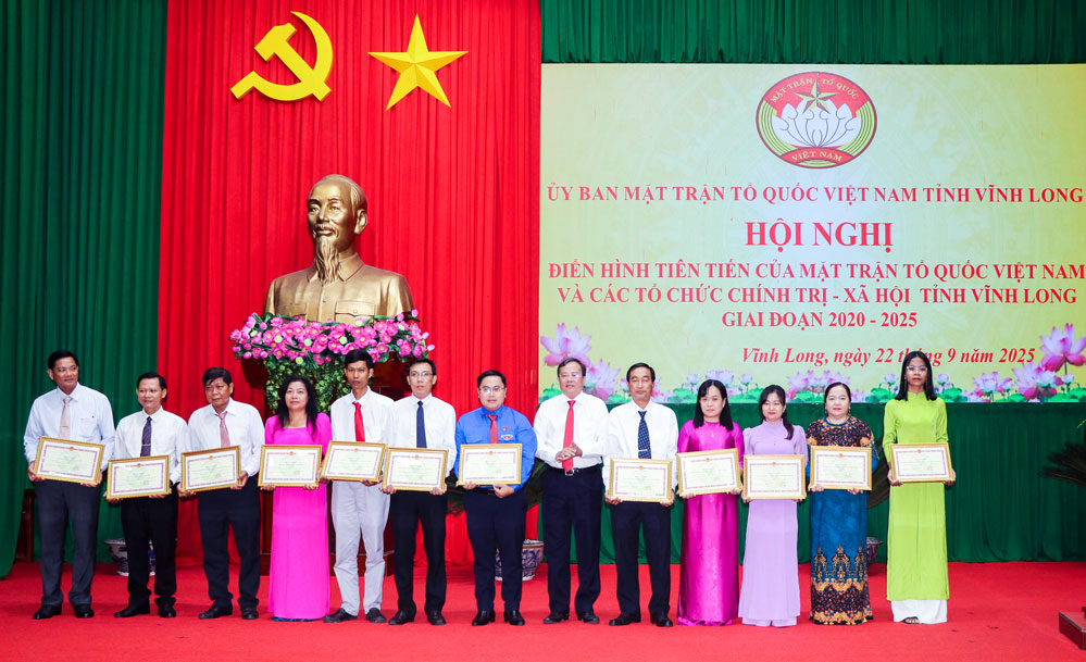 Phó Bí thư Tỉnh ủy, Chủ tịch Ủy ban MTTQ Việt Nam tỉnh- Lê Văn Hẳn trao bằng khen của Chủ tịch UBND tỉnh cho các tập thể tiêu biểu.