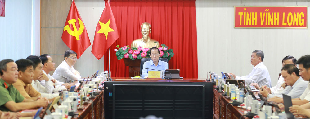 Ông Nguyễn Trúc Sơn- Ủy viên Ban Thường vụ Tỉnh ủy, Phó Chủ tịch UBND tỉnh chủ trì hội nghị tại điểm cầu Vĩnh Long.