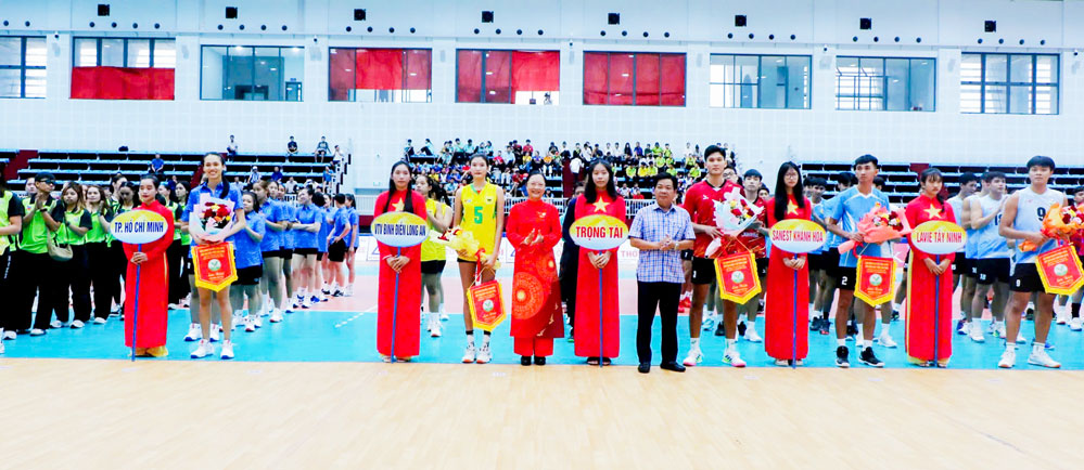 Trao cờ lưu niệm cho các đội bóng tham dự giải.