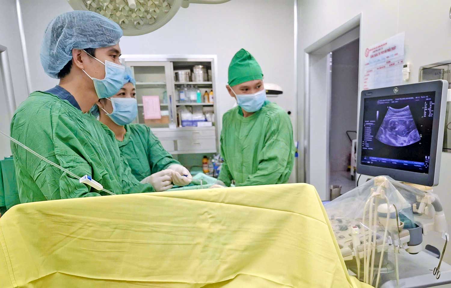 Các bác sĩ thực hiện kỹ thuật truyền ối cứu sống thai nhi.