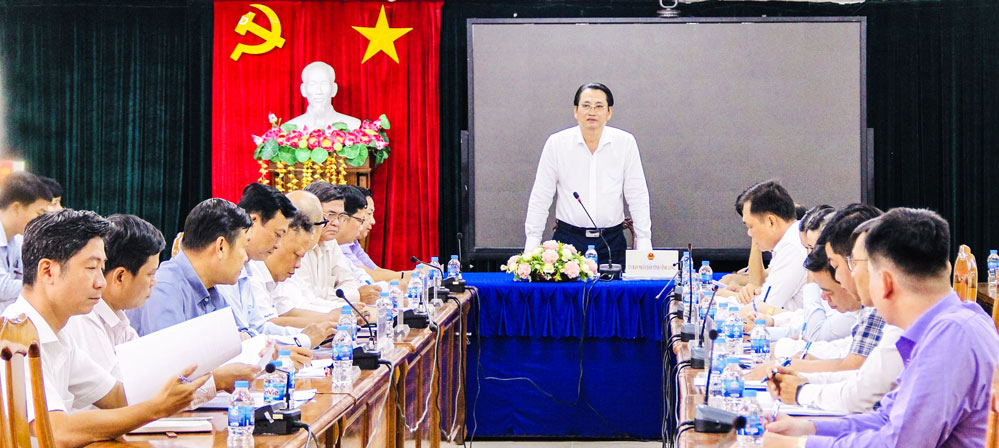 Ông Nguyễn Quỳnh Thiện- Tỉnh ủy viên, Phó Chủ tịch UBND tỉnh chủ trì cuộc họp nghe báo cáo công tác giải phóng mặt bằng dự CCN Tân Bình.