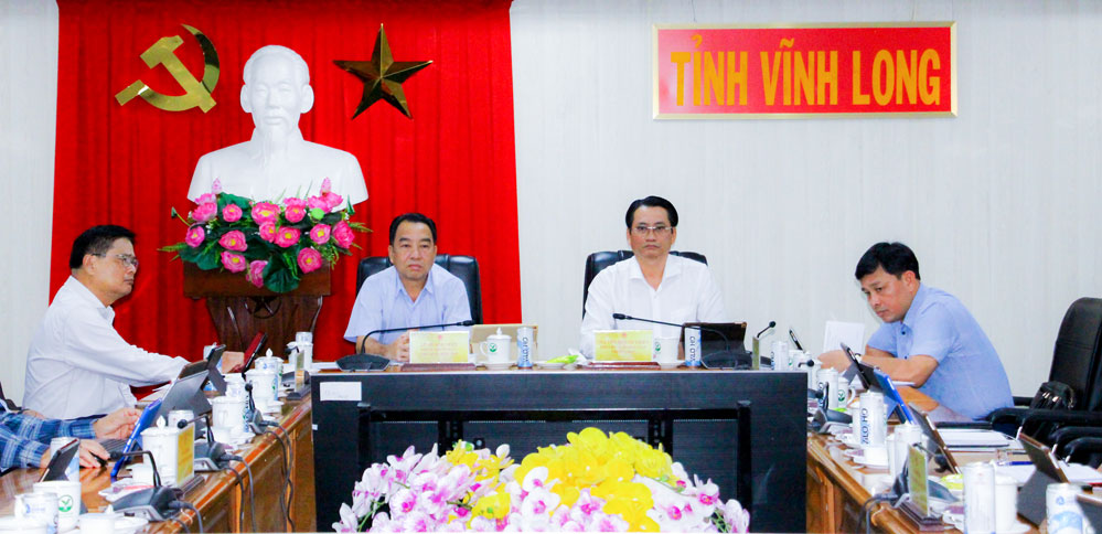 Lãnh đạo tỉnh tham dự phiên họp trực tuyến.