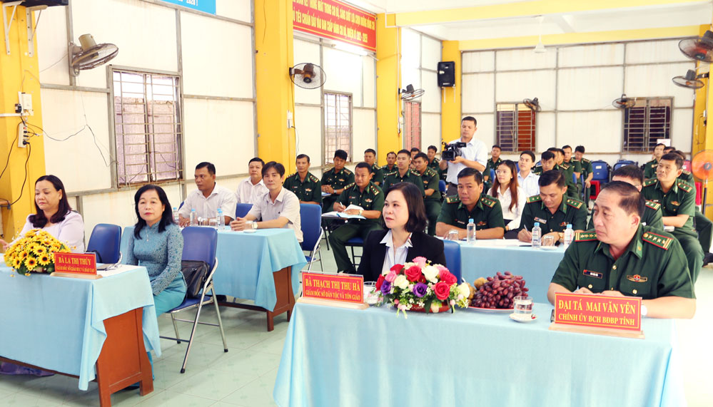 Lãnh đạo các sở, ngành và học viên tham dự lễ khai giảng.
