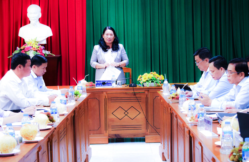 Phó Chủ tịch UBND tỉnh- Nguyễn Thị Bé Mười cùng đoàn công tác nắm tình hình triển khai nhiệm vụ phát triển kinh tế- xã hội và vận hành chính quyền địa phương 2 cấp tại các xã.

