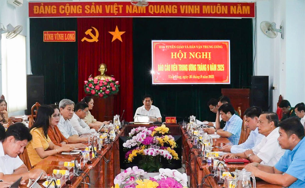 Đồng chí Nguyễn Trung Kiên- Phó Trưởng Ban Tuyên giáo và Dân vận Tỉnh ủy Vĩnh Long chủ trì tại điểm cầu tỉnh.