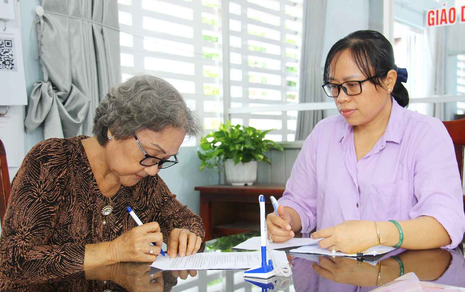 Cán bộ Trung tâm Phục vụ hành chính công xã Trung Ngãi hướng dẫn người dân thực hiện thủ tục hành chính.