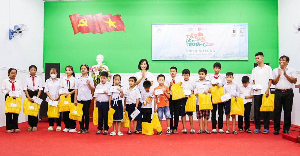 Trao học bổng cho các em học sinh.