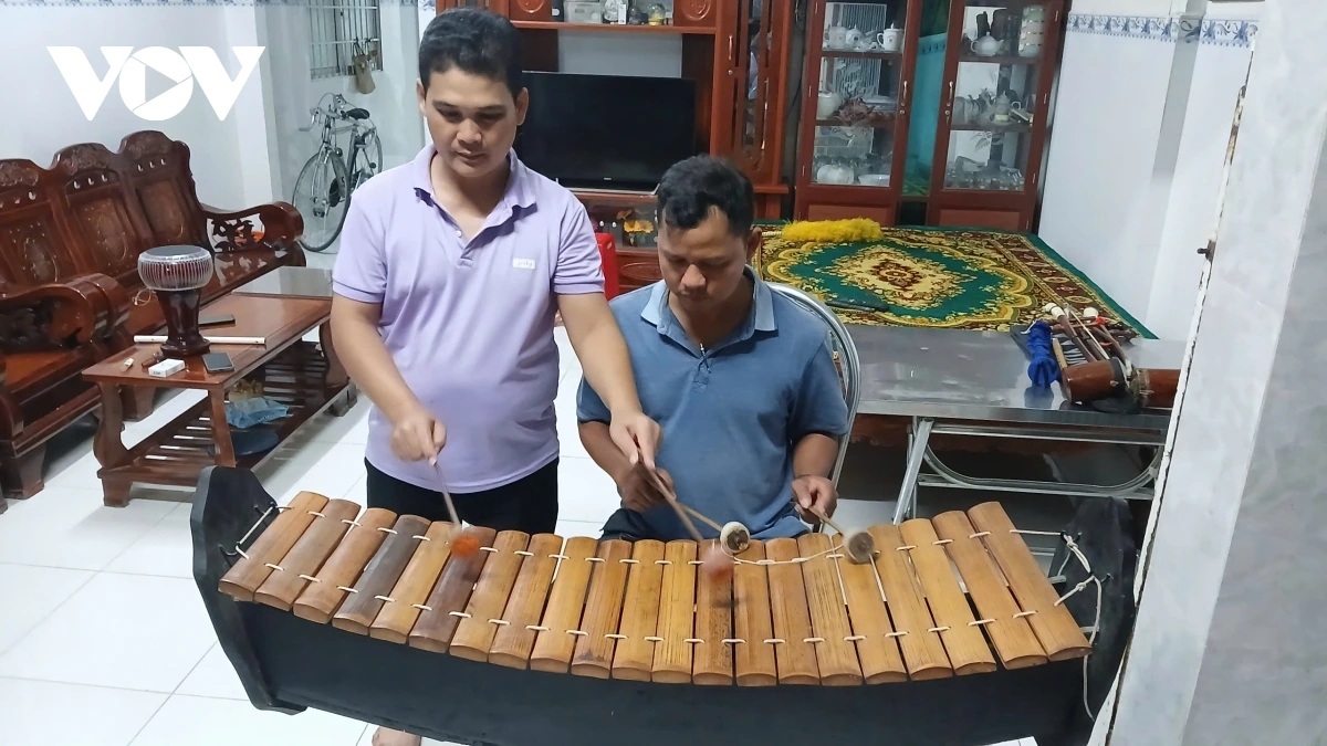 Anh Chơne Sô Pha Ra (Bên trái) đang tận tình hướng dẫn học viên chơi nhạc cụ