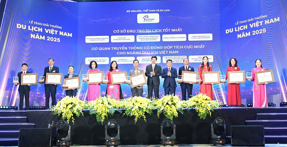 Báo và phát thanh, truyền hình Vĩnh Long là một trong các cơ quan truyền thông có đóng góp tích cực cho ngành du lịch.