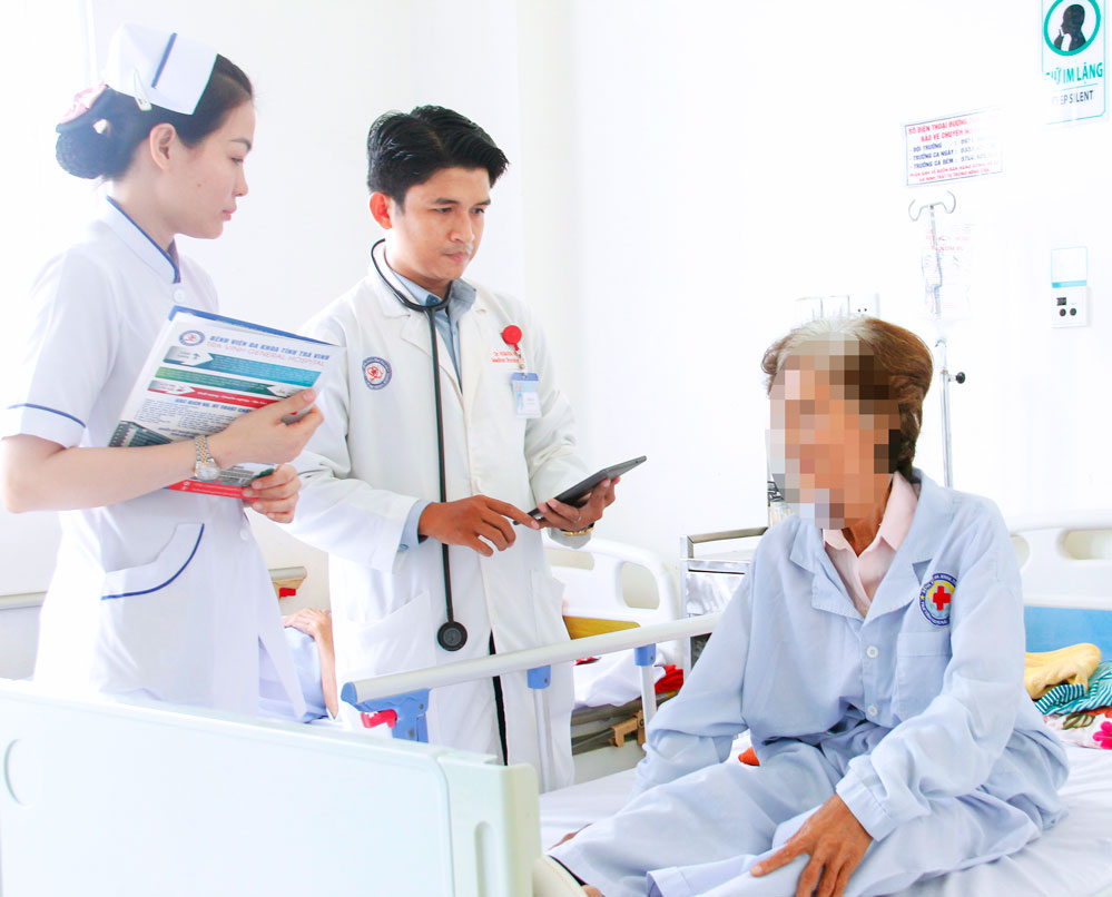 Sử dụng bệnh án điện tử giúp bác sĩ BVĐK Trà Vinh tiết kiệm thời gian ghi chép, qua đó, có thể chăm sóc được nhiều bệnh nhân hơn.
