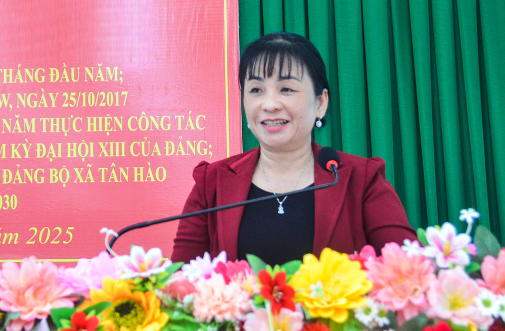 Đồng chí Lê Thị Thúy Kiều- Tỉnh ủy viên, Phó Chủ tịch HĐND tỉnh phát biểu tại hội nghị.