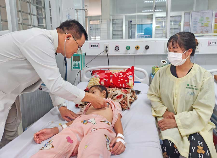 Trẻ bị sốc sốt xuất huyết điều trị tại Khoa Nhi BVĐK Nguyễn Đình Chiểu.