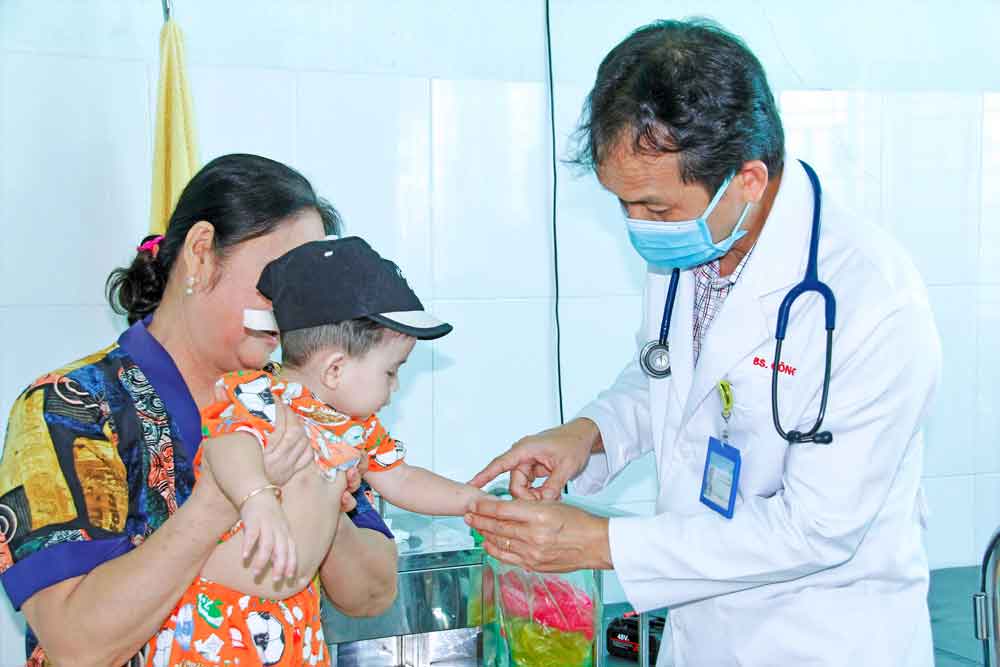 Nếu trẻ có dấu hiệu bất thường cần sớm đưa đến cơ sở y tế để được thăm khám, điều trị kịp thời. 