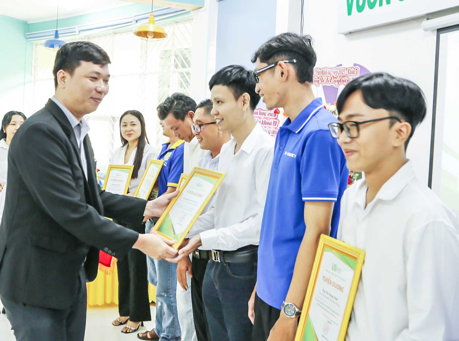 ThS Nguyễn Văn Vũ An- Giám đốc Trung tâm Đổi mới sáng tạo và Khởi nghiệp kiêm Giám đốc Vườn ươm Doanh nghiệp tỉnh trao chứng nhận cho các học viên.