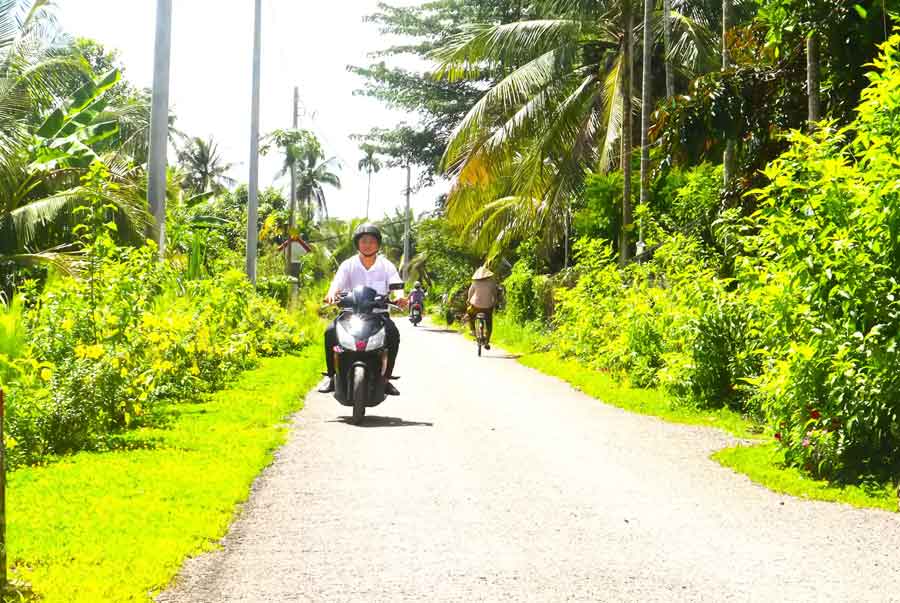 Một trong những tuyến đường sáng, xanh, đẹp ở xã Tân Long Hội hôm nay. 
