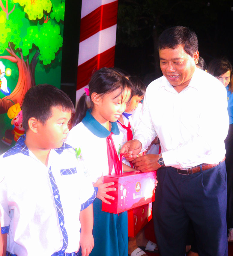 Ông Kim Rương- Ủy viên Ban Thường vụ Tỉnh ủy, Phó Chủ tịch HĐND tỉnh trao quà Trung thu cho thiếu nhi. Ảnh: CẨM HUỆ
