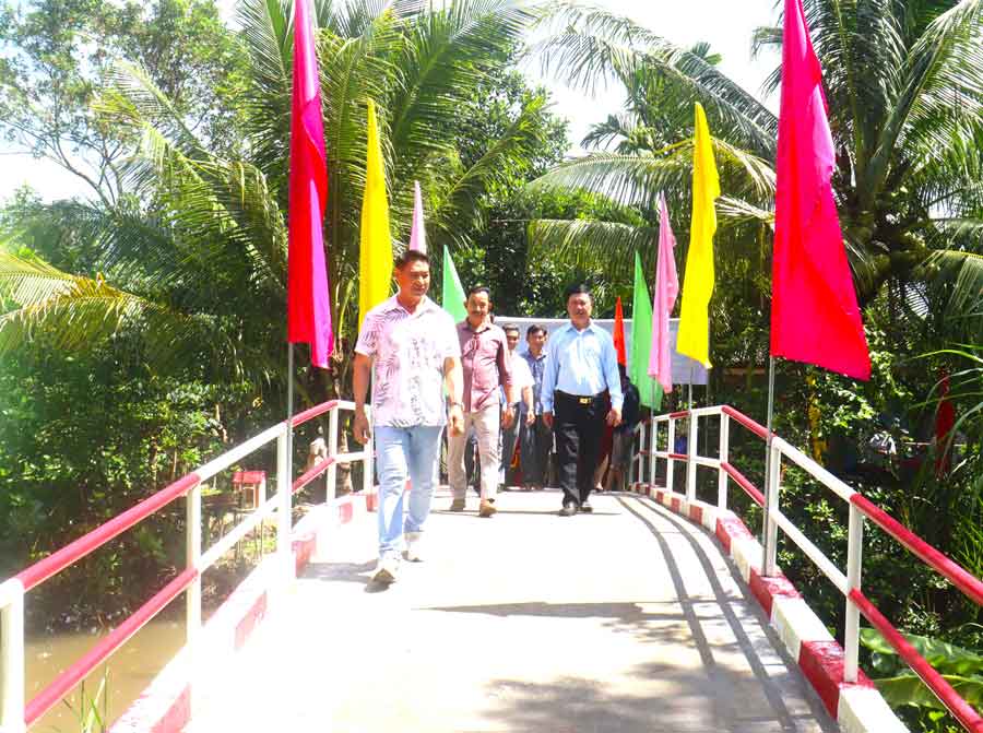Cầu liên ấp Tân Qui- Tân Phong 1 đưa vào sử dụng phục vụ nhu cầu đi lại, sản xuất của người dân.
 