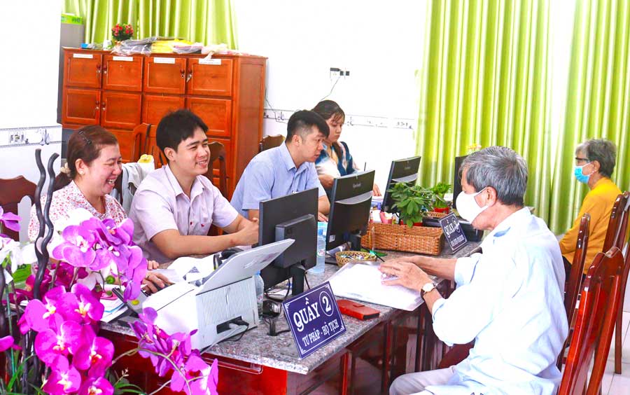 Công chức Trung tâm Phục vụ hành chính công phường Long Châu vui vẻ hỗ trợ, ân cần phục vụ người dân.