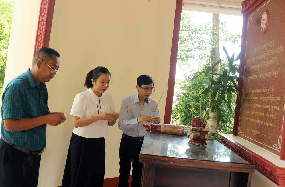 Nghệ nhân ưu tú Thái Xiêm (bìa trái) cùng với cán bộ Bảo tàng Văn hóa dân tộc Khmer thắp hương thành kính cụ Ma Ha Sơn Thông.