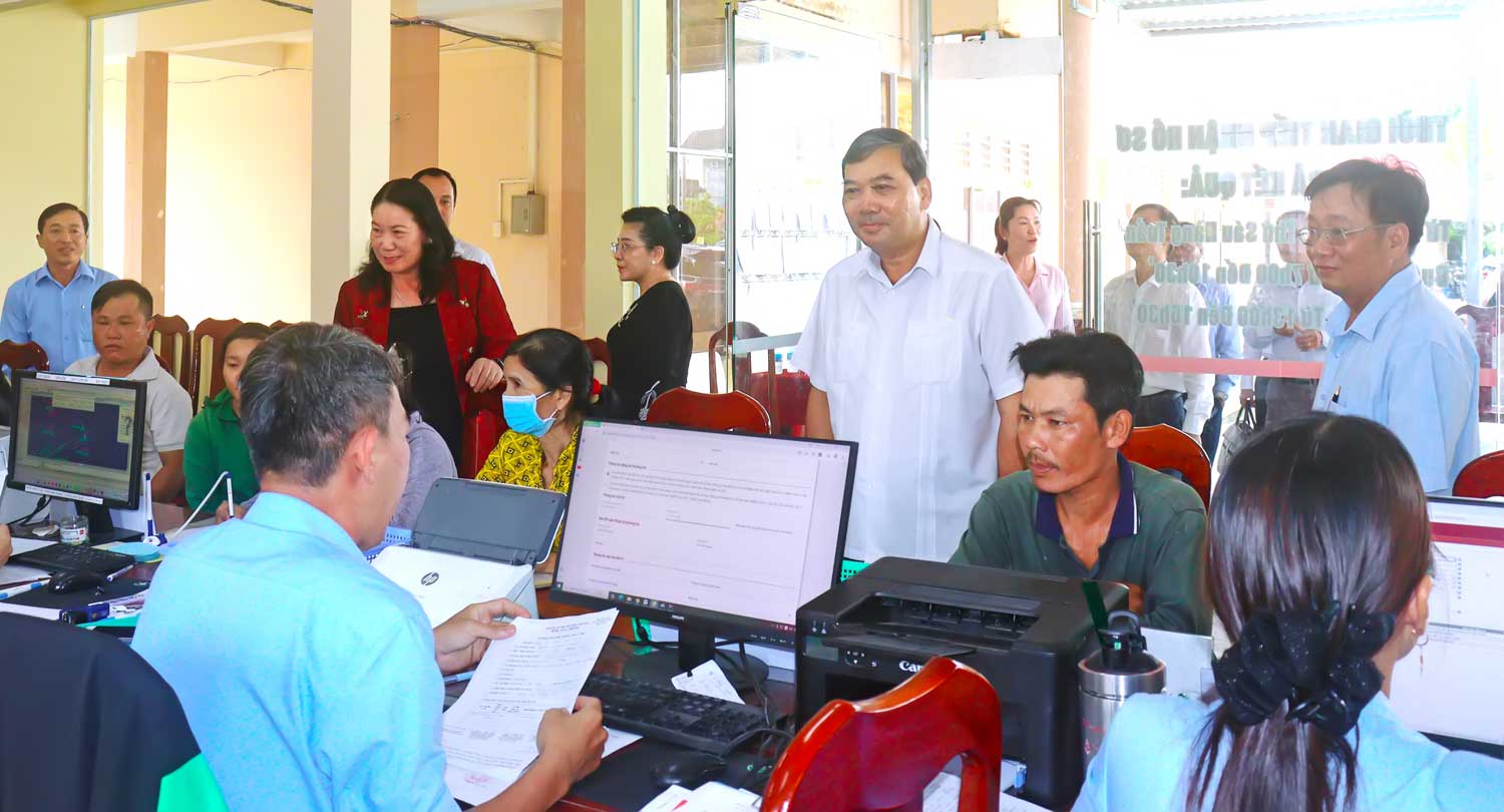 Phó Bí thư Tỉnh ủy- Kim Ngọc Thái kiểm tra việc vận hành chính quyền địa phương 2 cấp tại xã Vĩnh Xuân.