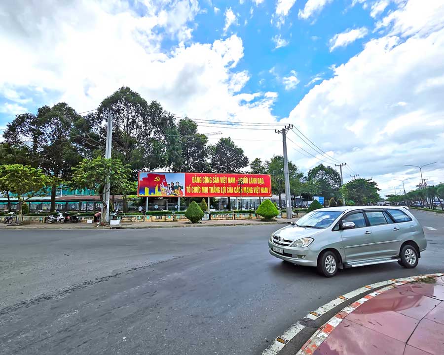 Các tuyến đường được trang hoàng rực rỡ với cờ phướn, băng rôn hướng về đại hội.