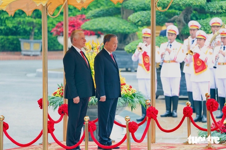 
Hai nhà lãnh đạo đứng nghiêm khi đội quân nhạc cử quốc thiều hai nước - Ảnh: NGUYỄN KHÁNH

