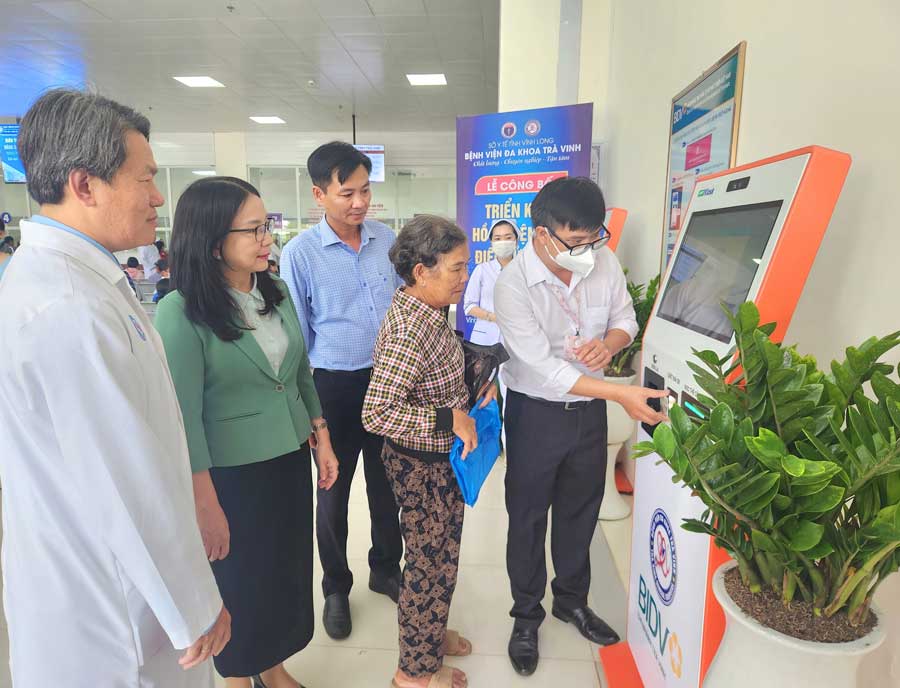 Đại biểu tham quan quy trình sử dụng bệnh án điện tử tại BVĐK Trà Vinh.