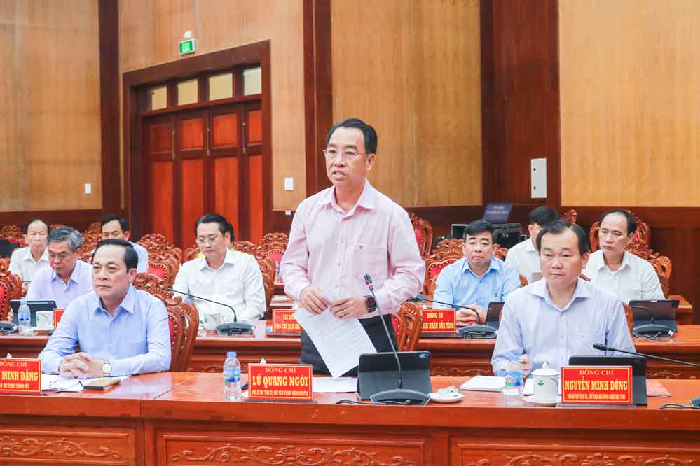 Phó Bí thư Tỉnh ủy, Chủ tịch UBND tỉnh- Lữ Quang Ngời phát biểu thảo luận tại hội nghị. 