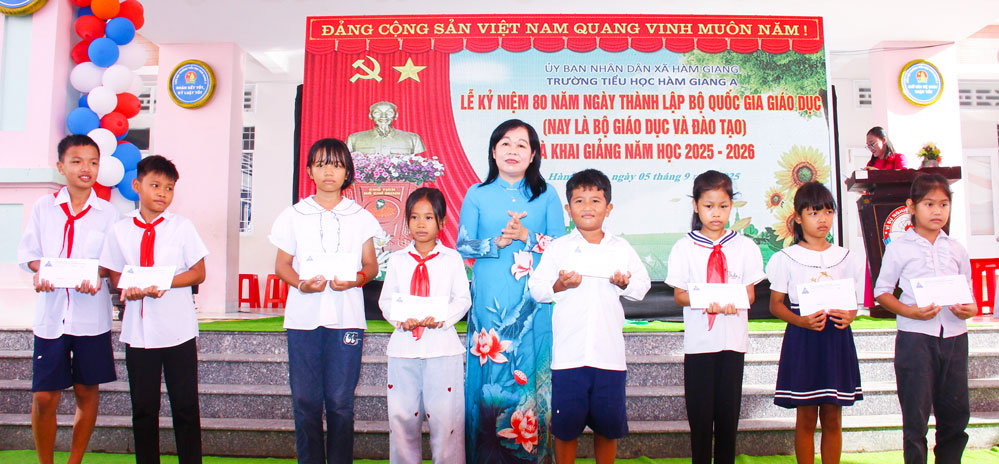 Bà La Thị Thúy- Tỉnh ủy viên, Giám đốc Sở GD- ĐT trao 10 thẻ bảo hiểm y tế cho học sinh khó khăn.
