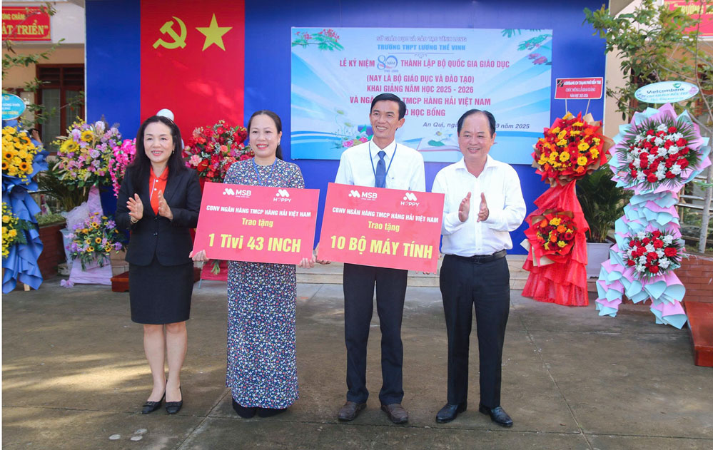 Bà Hồ Thị Bạch Kim- Giám đốc Vùng 10 MSB và ông Lê Công Thành- Phó Giám đốc Ngân hàng Nhà nước Khu vục 14 trao biểu trưng hỗ trợ tivi và máy tính đến Trường THPT Lương Thế Vinh.