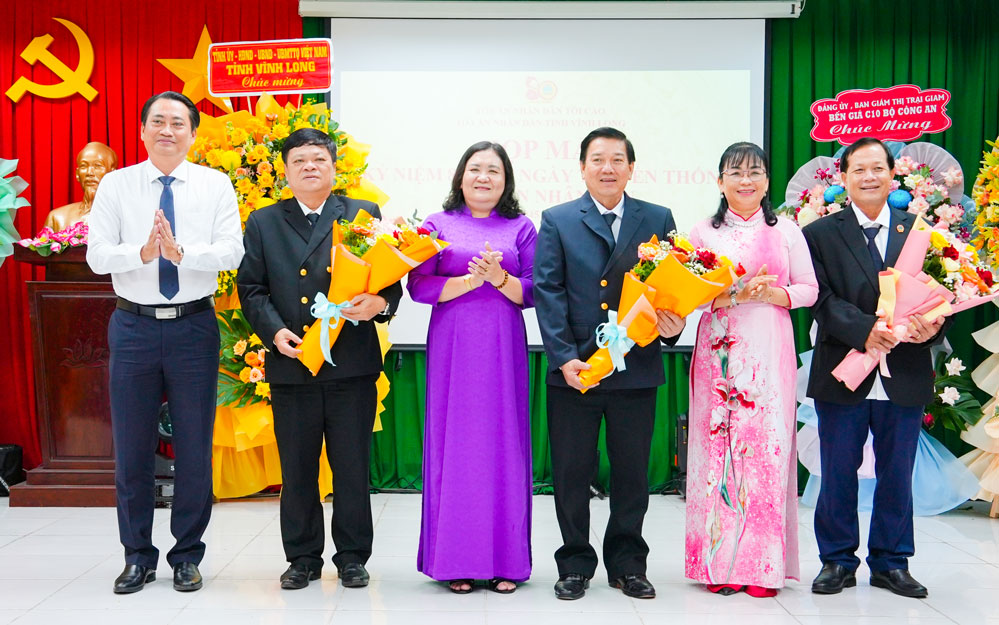 Lãnh đạo tỉnh tặng hoa và chụp ảnh lưu niệm cùng các đại biểu.