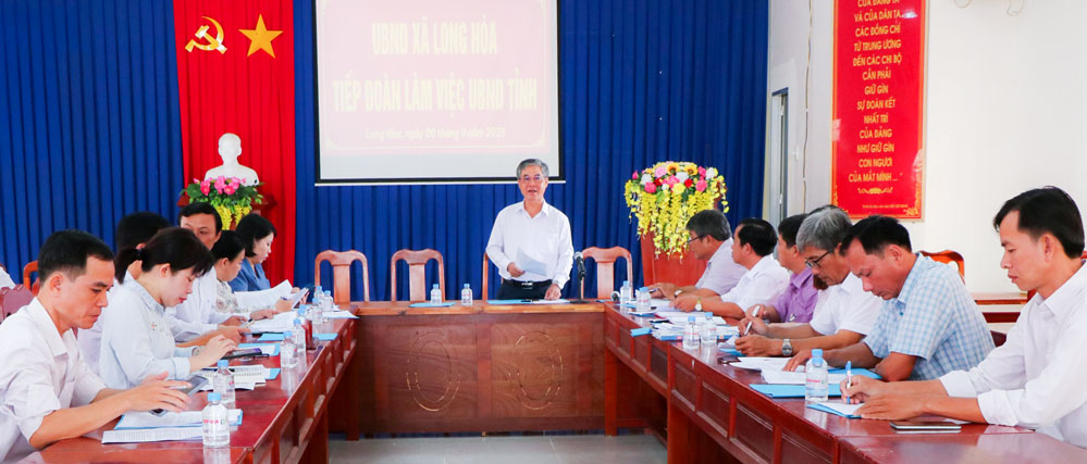 Phó Chủ tịch UBND tỉnh- Châu Văn Hòa phát biểu tại buổi làm việc với xã Long Hòa.

