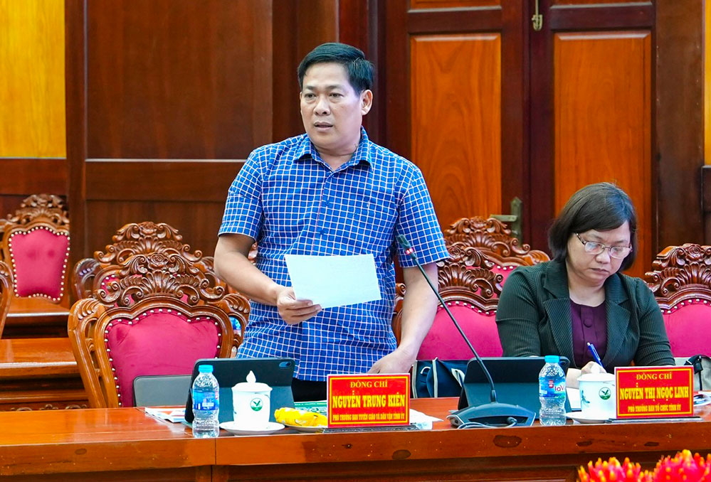  Phó Trưởng Ban Tuyên giáo và Dân vận Tỉnh ủy- Nguyễn Trung Kiên đóng góp ý kiến tại cuộc họp.