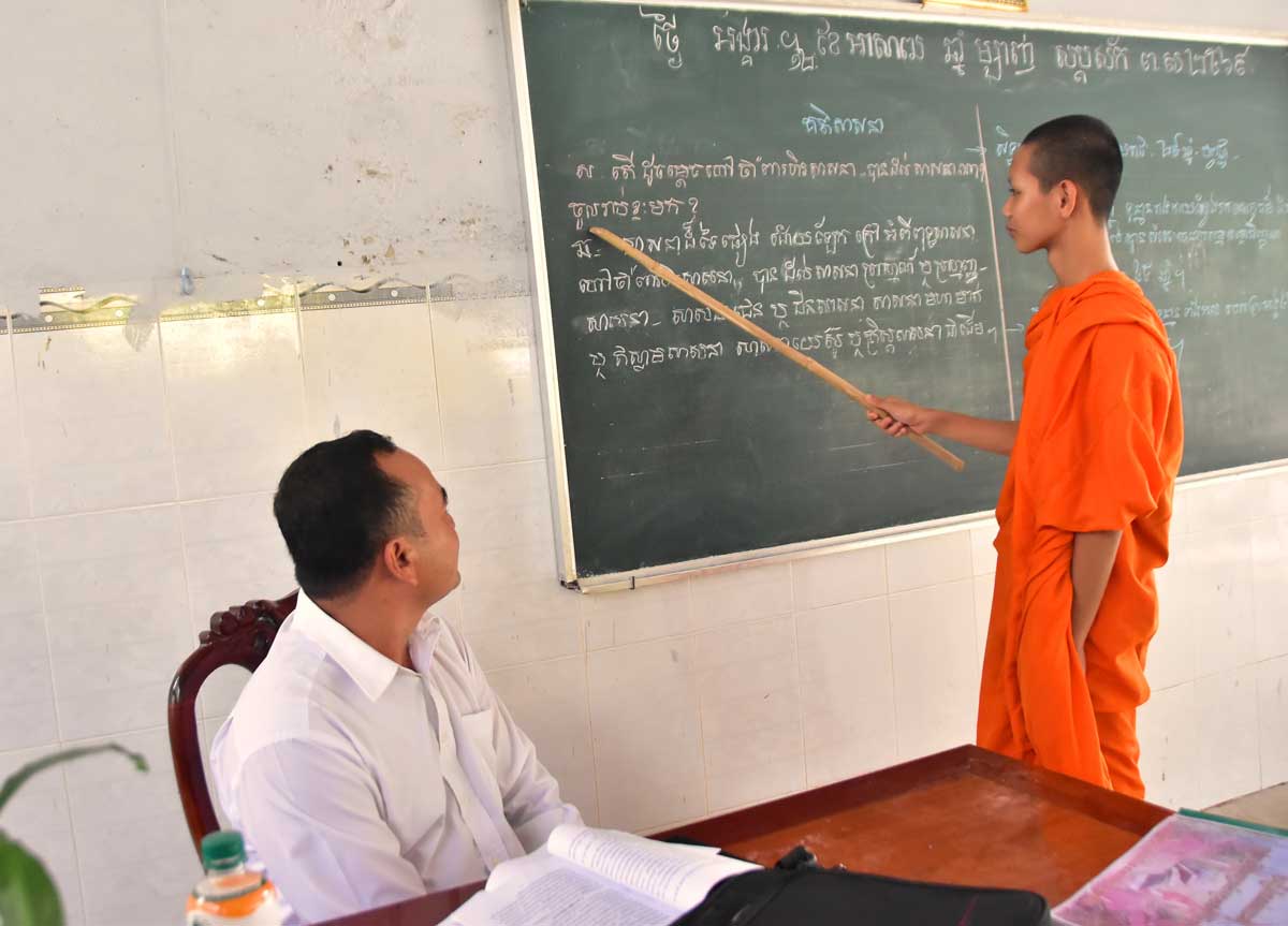 Ông Kiên SêRây, người có uy tín vùng đồng bào Khmer dạy chữ Khmer tại chùa Bàu Sơn.