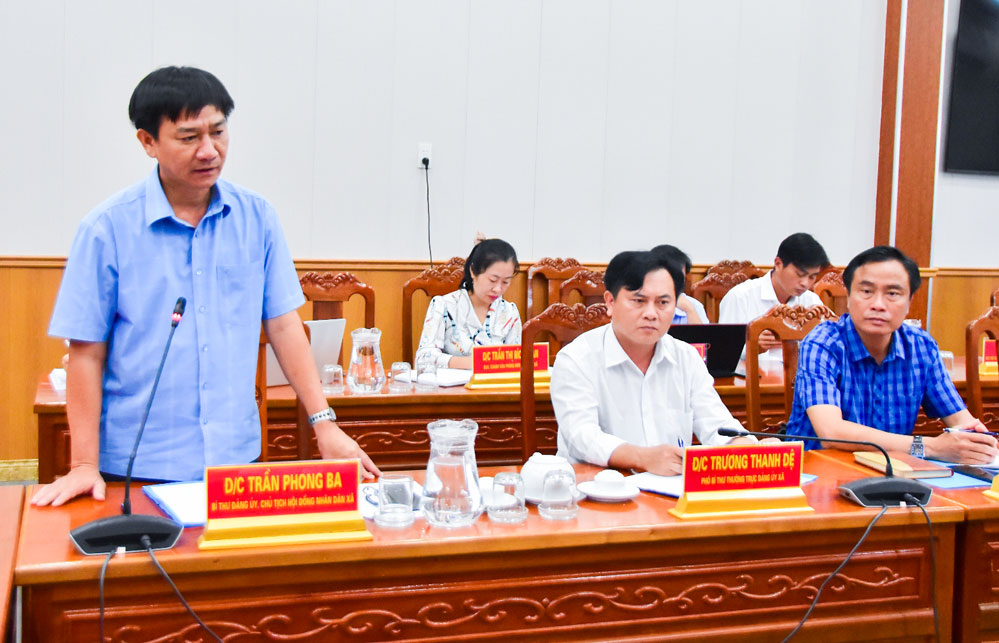 Ông Trần Phong Ba- Bí thư Đảng ủy xã Cầu Kè ý kiến phân nhóm các giải pháp thực hiện đạt tiêu chí bảo hiểm y tế từ nay đến cuối năm 2025.