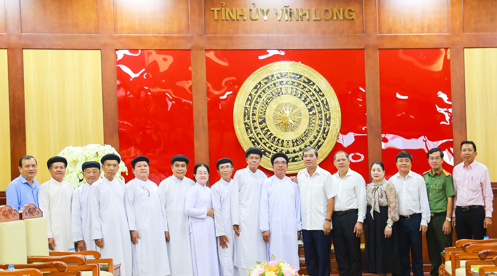 Lãnh đạo tỉnh và các đại biểu chụp ảnh lưu niệm.