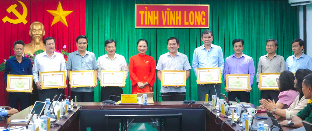  UBND tỉnh tặng bằng khen cho 10 tập thể có thành tích xuất sắc tham gia Triển lãm thành tựu đất nước tại Hà Nội.