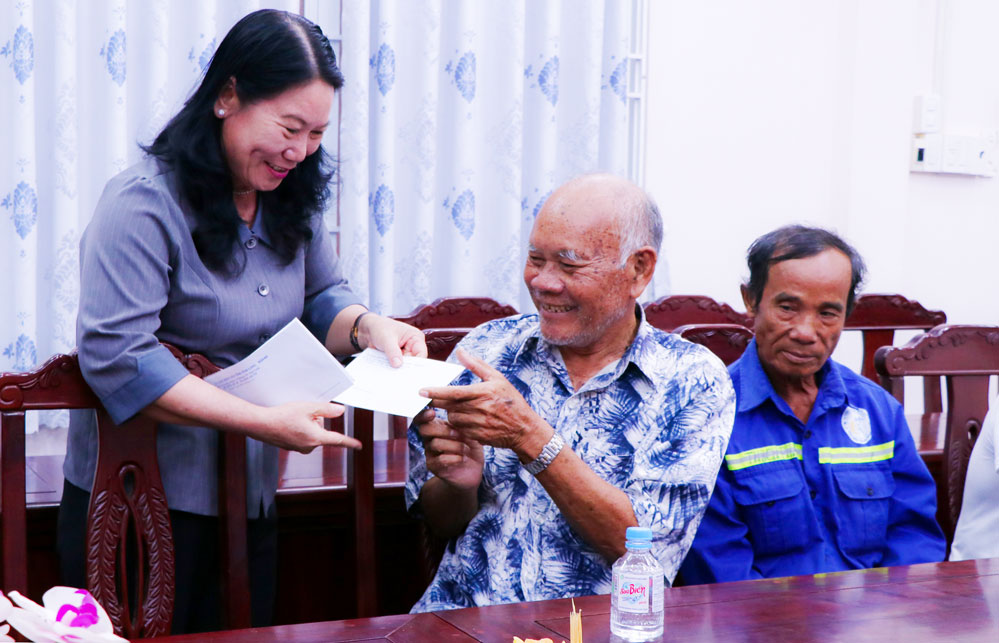 Phó Chủ tịch UBND tỉnh- Nguyễn Thị Bé Mười trao quà Sel Dolta cho hộ dân xã Châu Thành. Ảnh: SƠN TUYỀN