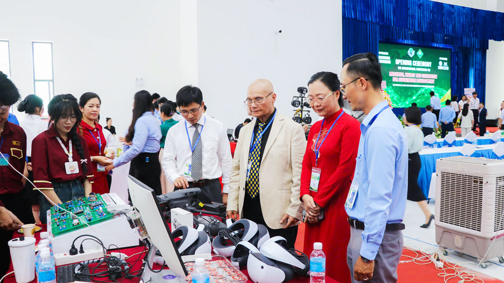 Đại biểu tham quan trưng bày tại hội thảo.