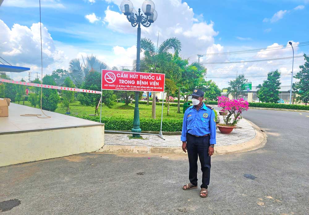 BVĐK Trà Vinh thực hiện nghiêm quy định cấm hút thuốc trong khuôn viên, gắn biển cảnh báo, tổ chức tuyên truyền cho bệnh nhân, người nhà và cán bộ y tế.