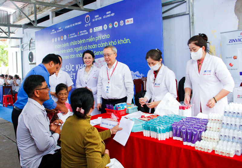 Người dân xã Long Hiệp được các y, bác sĩ khám lâm sàng tổng quát.