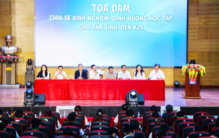 Trường ĐH Xây dựng Miền Tây định hướng nghề nghiệp cho tân sinh viên K25