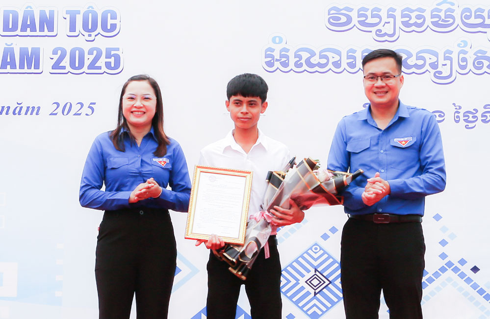 Anh Nguyễn Thanh Nhã- Phó Bí thư Tỉnh Đoàn, Chủ tịch Hội LHTN Việt Nam tỉnh trao quyết định thành lập CLB Thanh niên tham gia bảo tồn và phát huy bản sắc văn hóa đồng bào Khmer xã Hàm Giang.