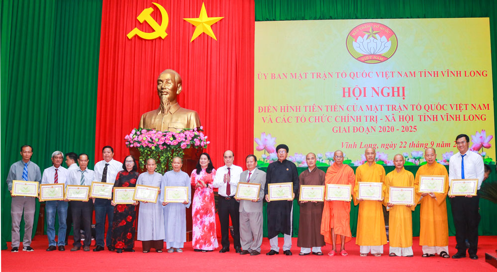 Phó Chủ tịch HĐND tỉnh- Nguyễn Văn Tuấn và Phó Chủ tịch UBND tỉnh- Nguyễn Thị Bé Mười trao bằng khen cho các cá nhân tiêu biểu.