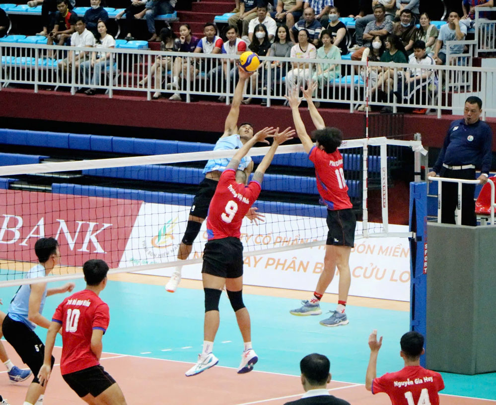 Đội bóng chuyền nam Vĩnh Long (áo xanh) khởi đầu suôn sẻ tại giải với chiến thắng 3-1 ở trận ra quân gặp TP Hồ Chí Minh.